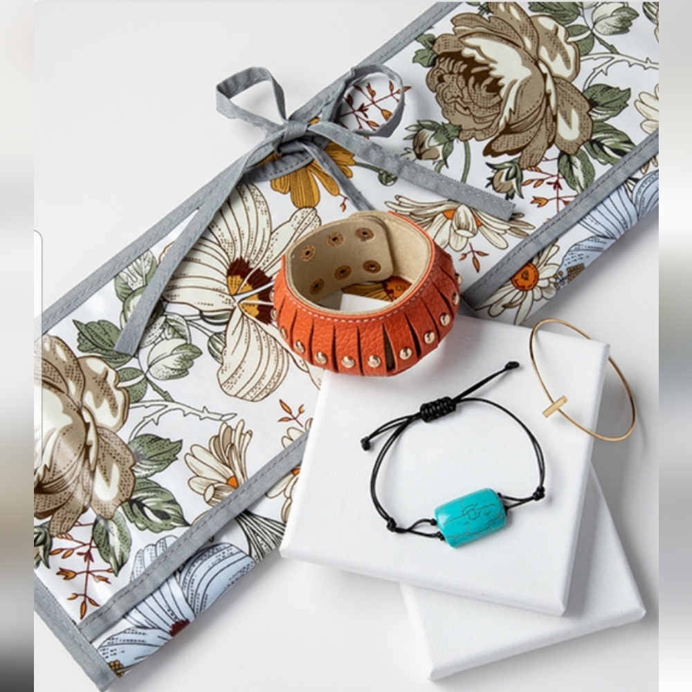 NWT PLUNDER FLORAL JEWELRY ROLL. 6 ZIPPERS. 19"×36" JEWELRY NOT INCLUDED